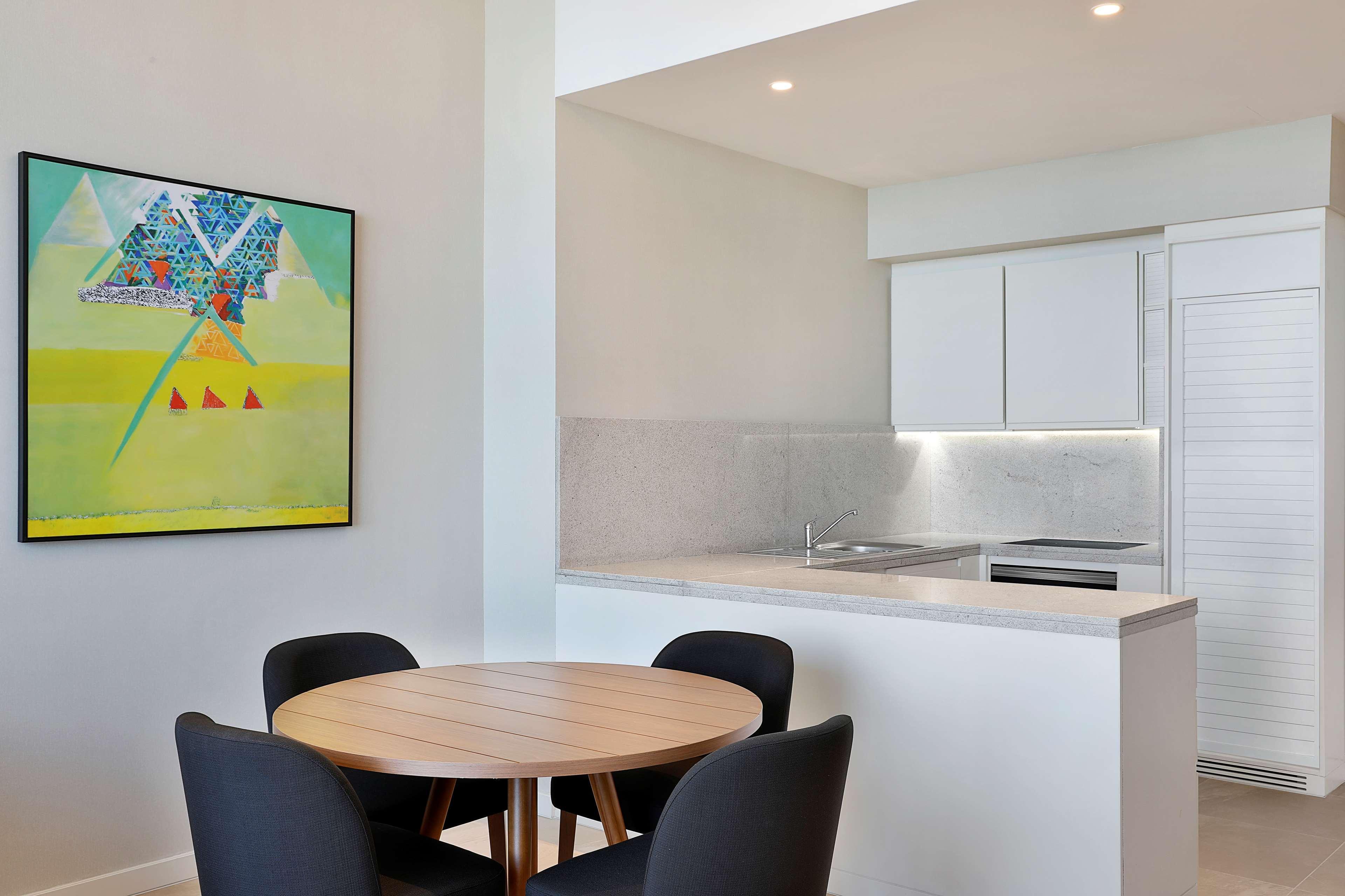 Aleph Doha Residences, Curio Collection By Hilton Luaran gambar A kitchen in a typical apartment