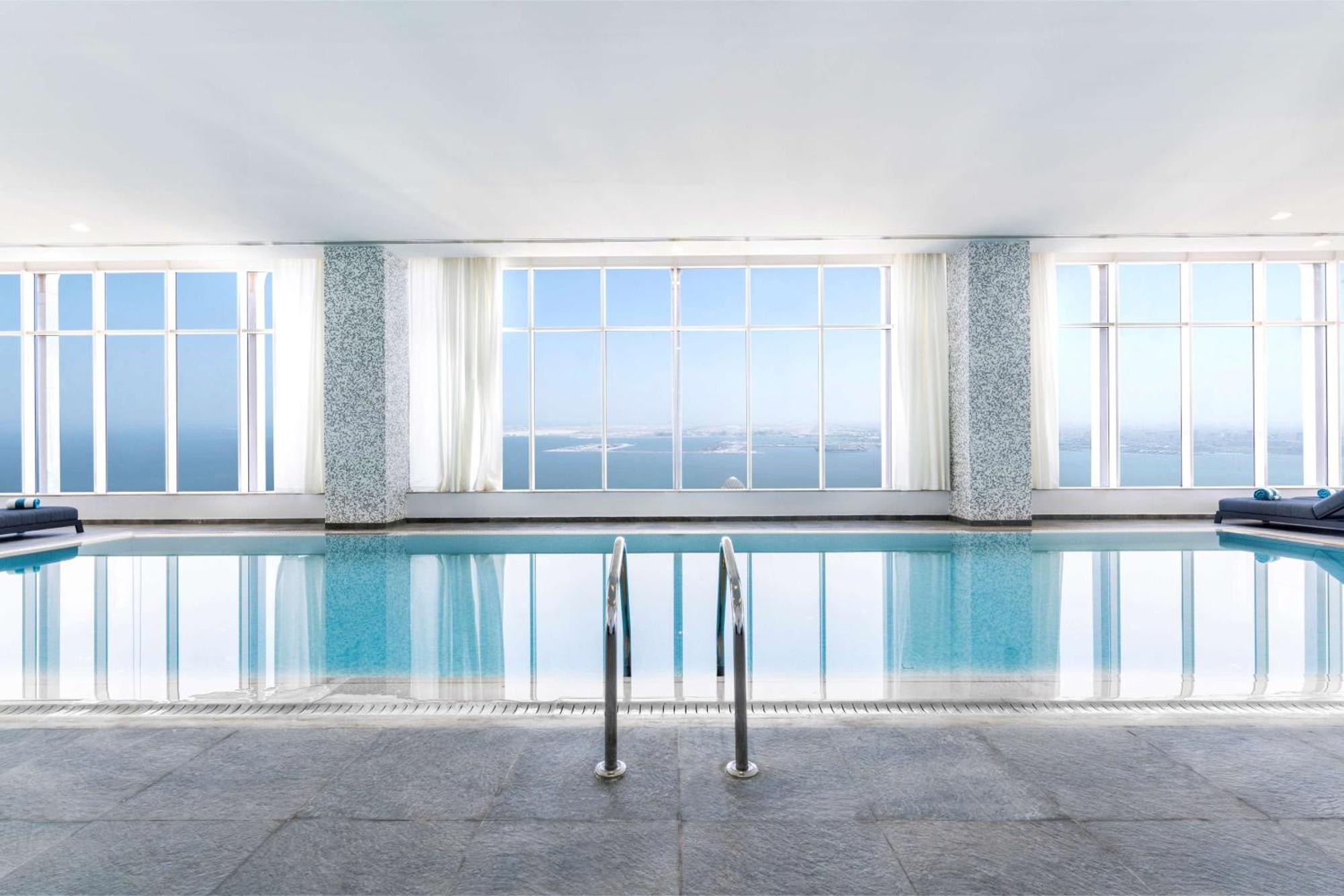 Aleph Doha Residences, Curio Collection By Hilton Luaran gambar The pool at the 101