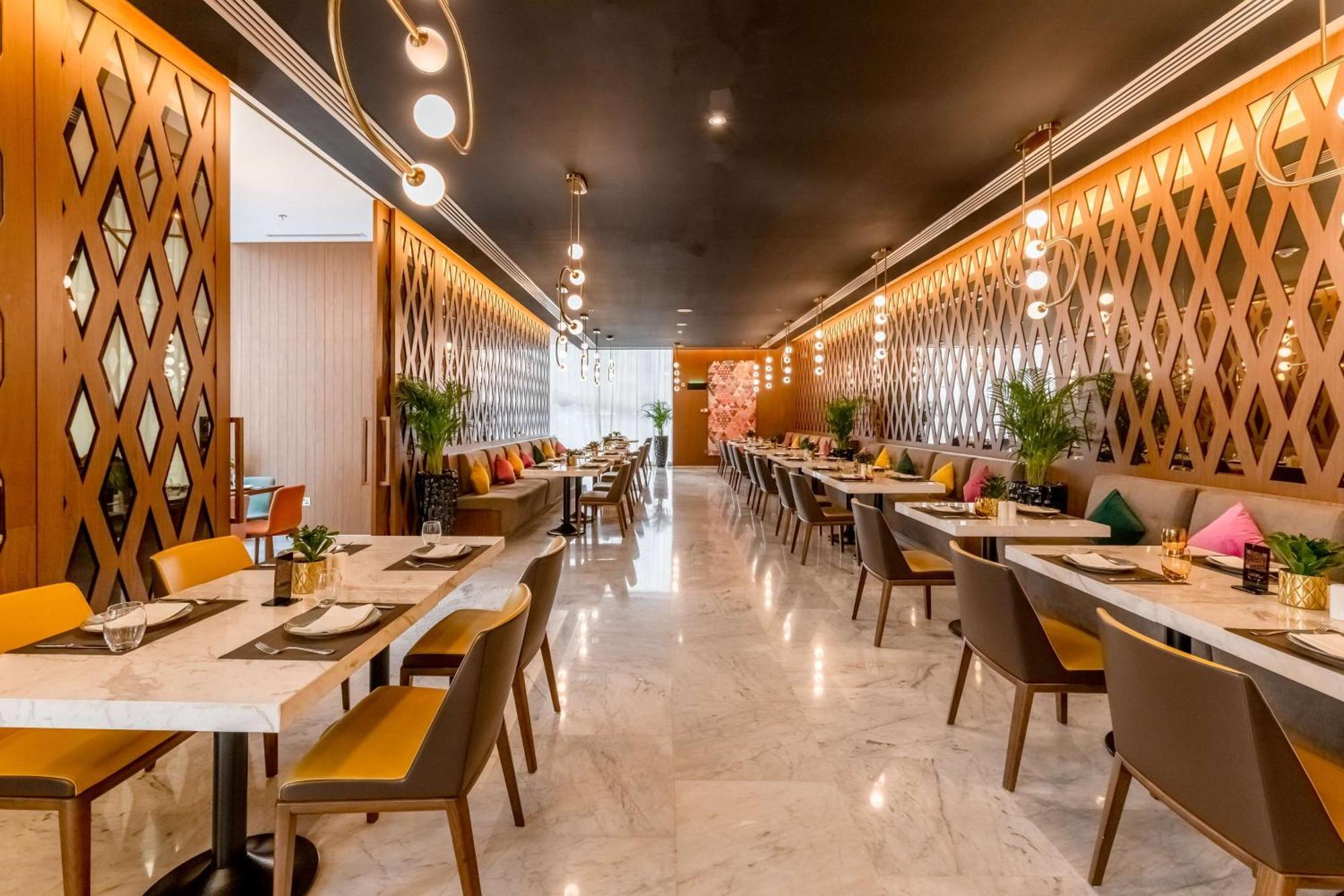 Aleph Doha Residences, Curio Collection By Hilton Luaran gambar The interior of the restaurant