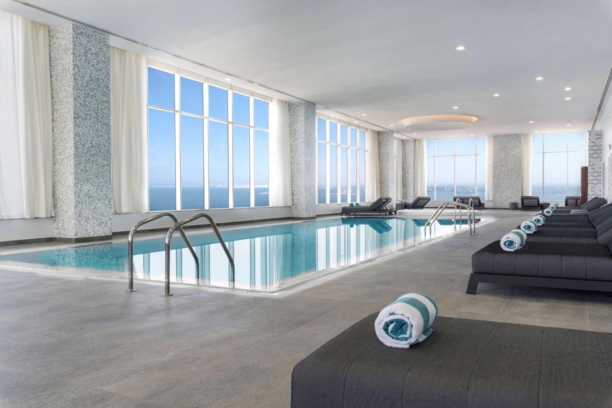 Aleph Doha Residences, Curio Collection By Hilton Luaran gambar The pool at the hotel