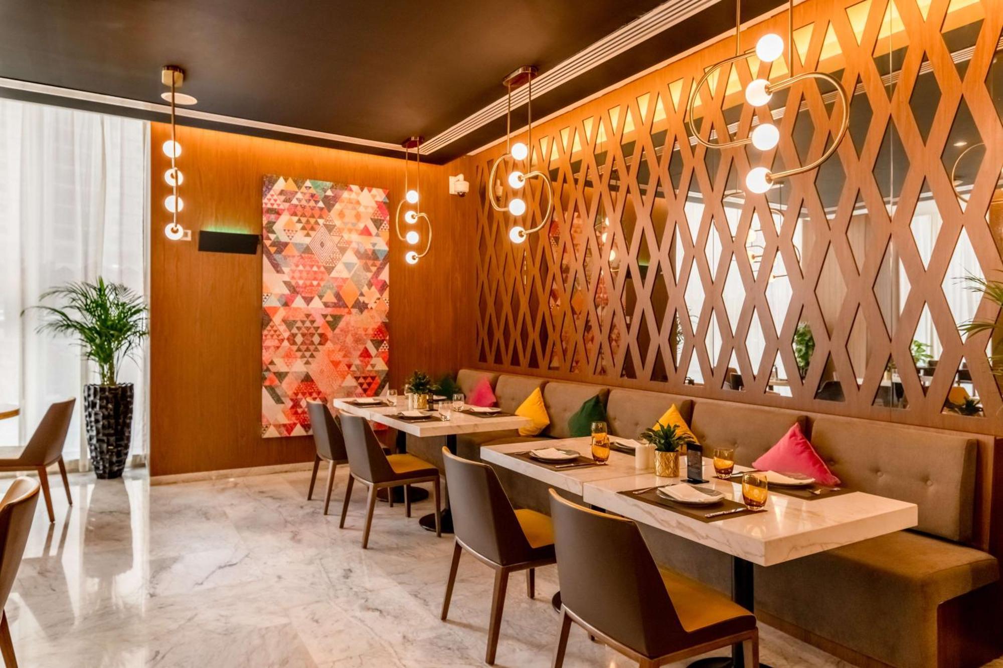 Aleph Doha Residences, Curio Collection By Hilton Luaran gambar The interior of the restaurant